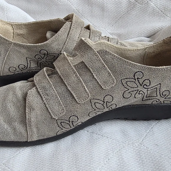 Naot Gray Moccasins with Black Embroidery - Picture 4 of 10